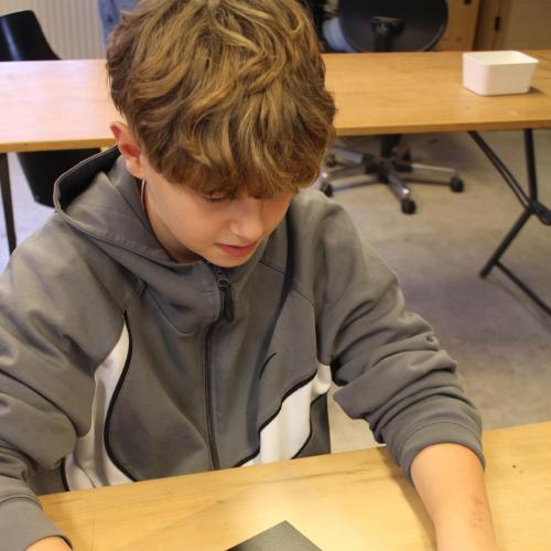 Schüler beim Bearbeiten seines Designs