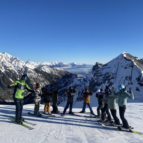 Gruppe-Skifahren